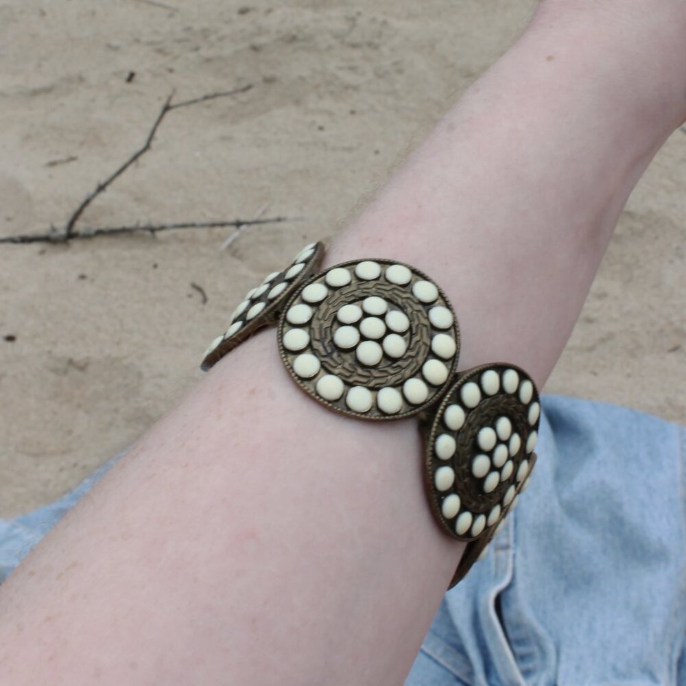 70's Vintage Metal Conch Style Disc Elastic Bracelet - Picture 2 of 2